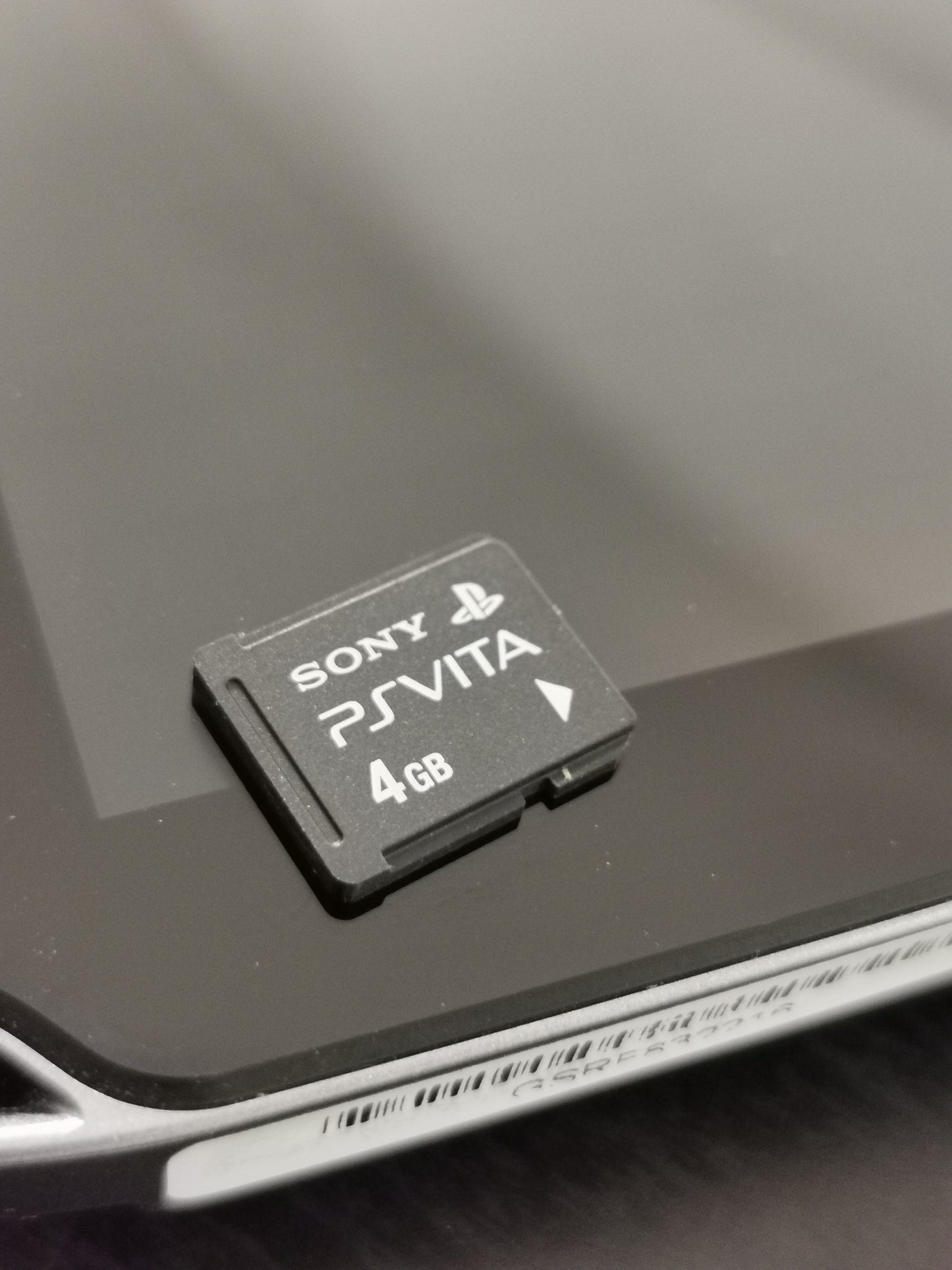 Sony PlayStation Vita PCH-1004 + Memory Card 4GB (PSVita)