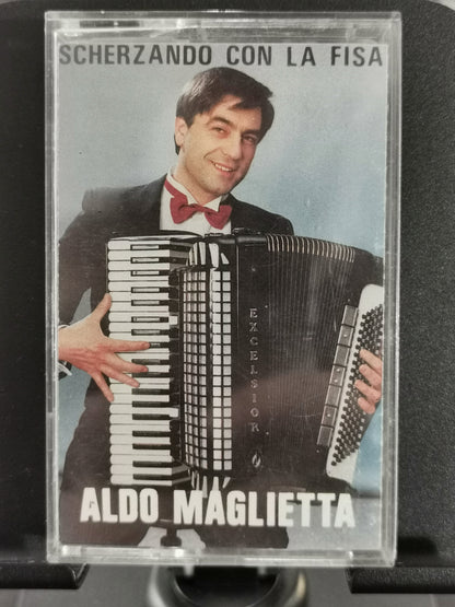 Scherzando con la Fisa - Aldo Maglietta (MC)