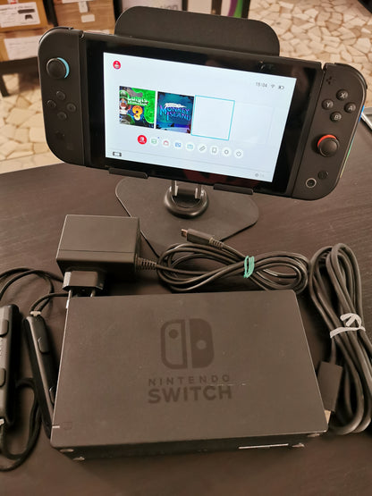 Nintendo Switch (Versione Standard) con Dock + Joy-Con LED