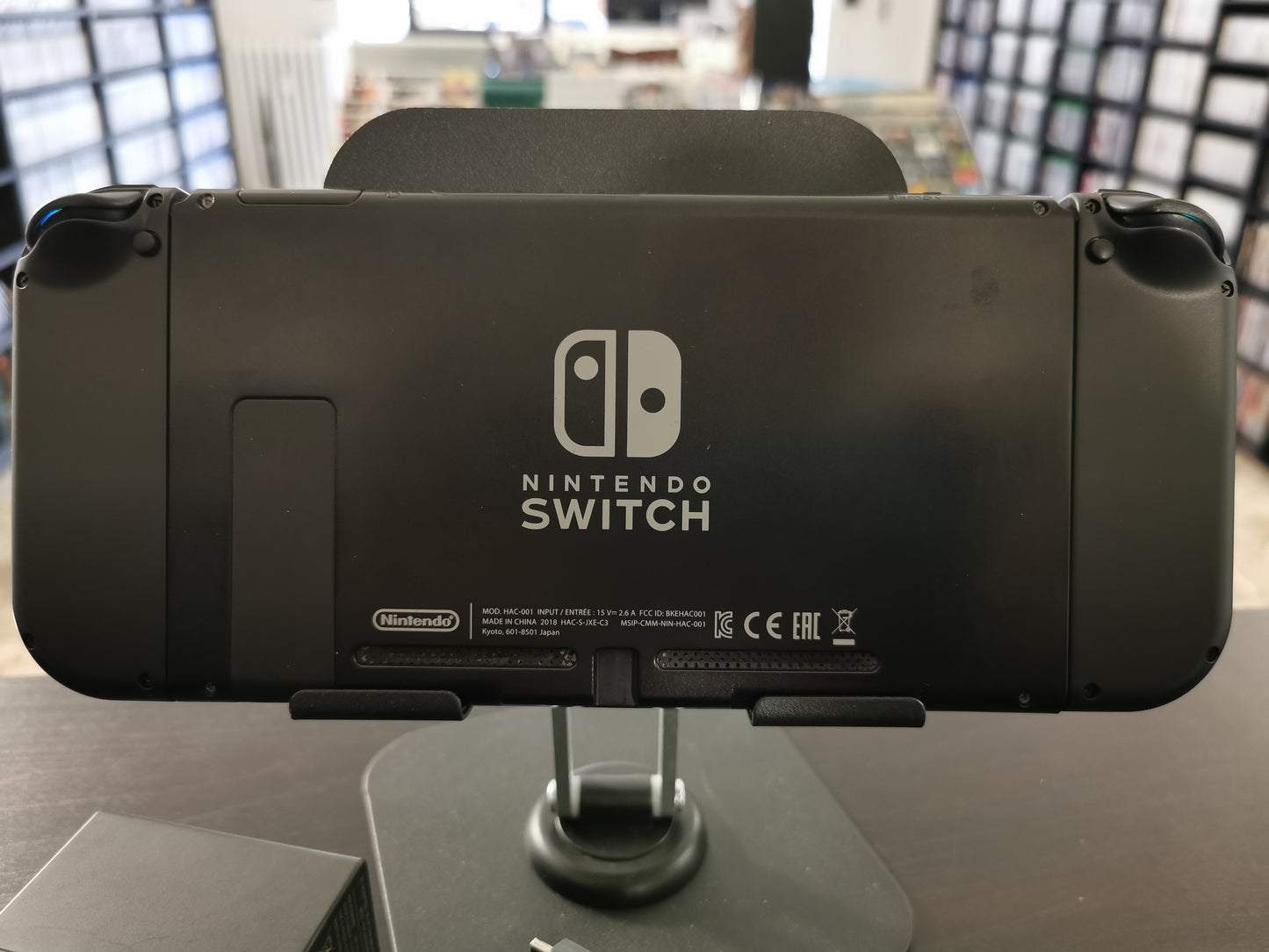 Nintendo Switch (Versione Standard) con Dock + Joy-Con LED