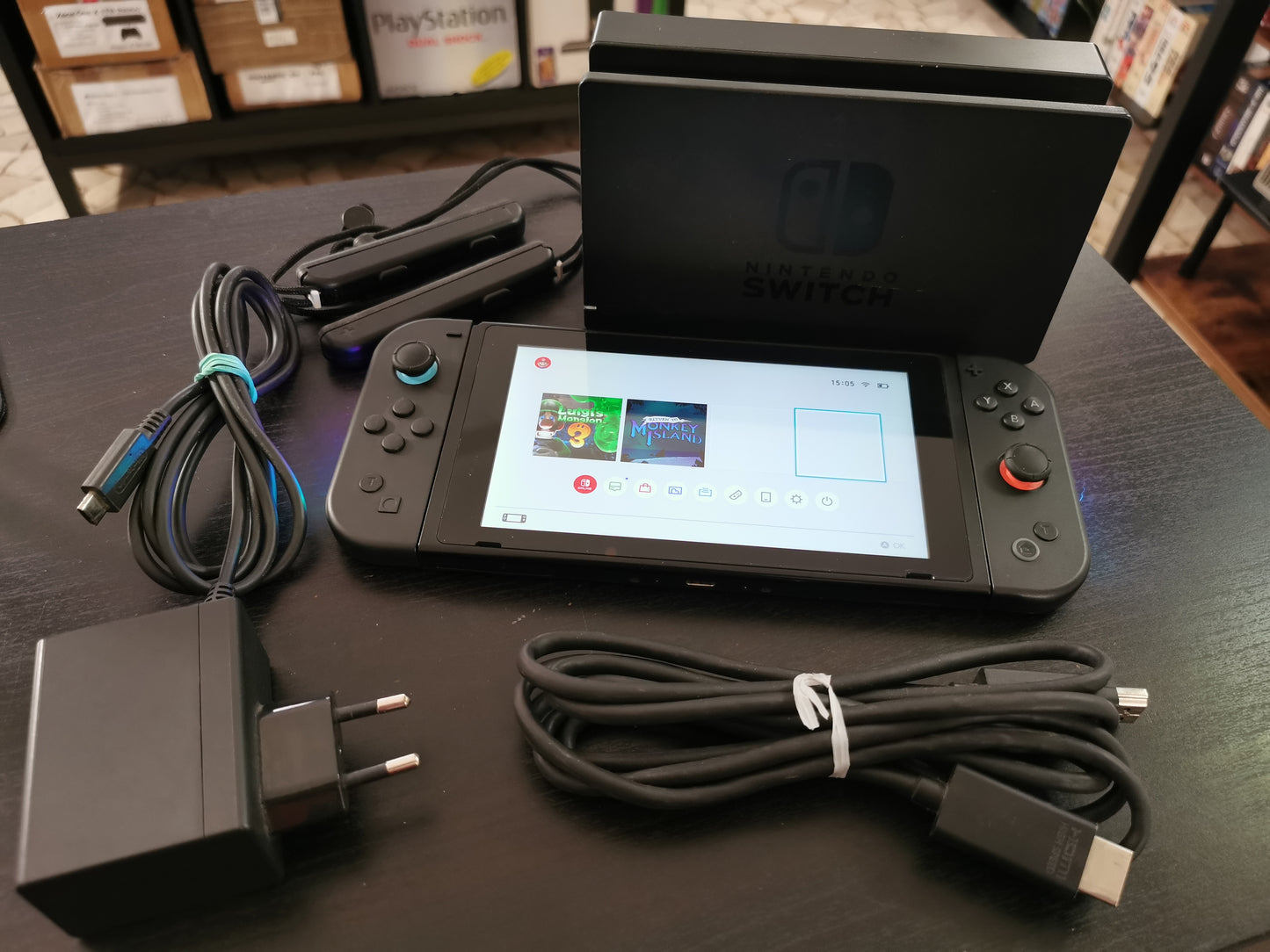 Nintendo Switch (Versione Standard) con Dock + Joy-Con LED