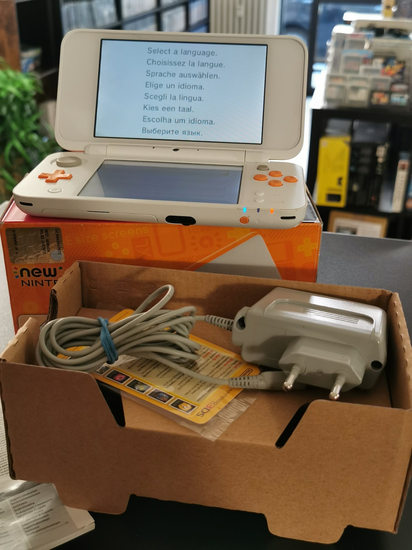 New Nintendo 2DS XL Bianco e Arancione (Console)