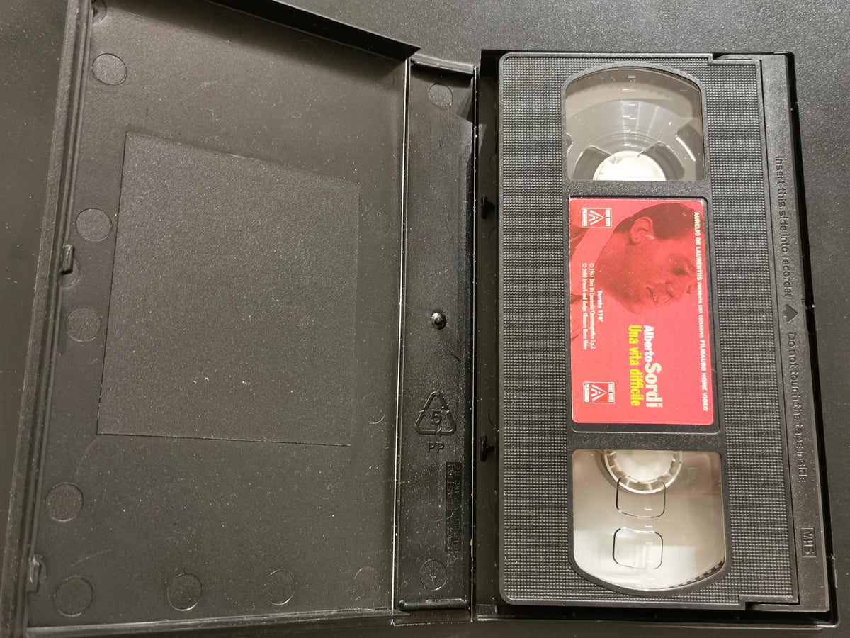 Una vita difficile (VHS) – Filmauro Home Video